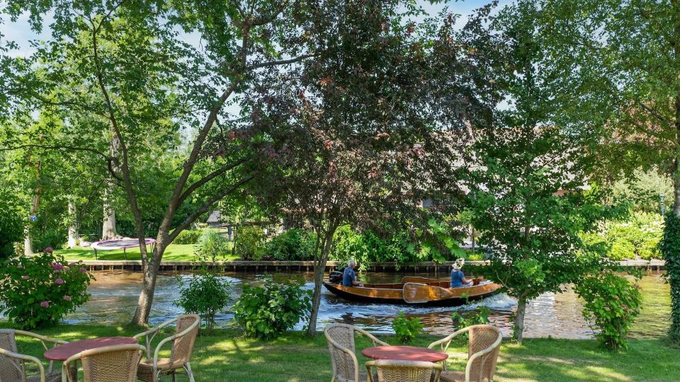 Attractive Farmhouse in Giethoorn with Garden