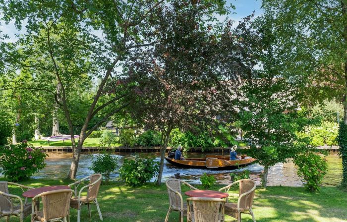 Attractive Farmhouse in Giethoorn with Garden