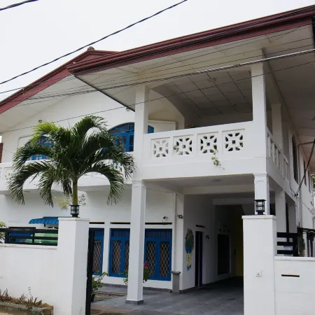 2a Carron Pl