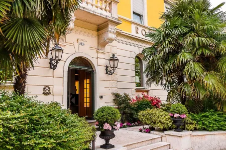 Hotel Rovereto Отели рядом с достопримечательностью «CHIESA DI LIZZANA»