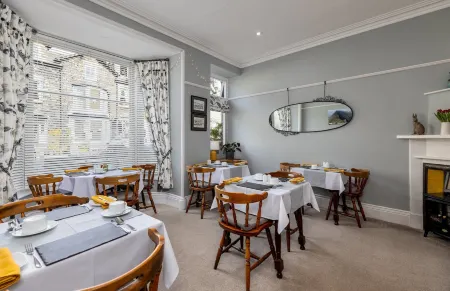 2 Cambridge Villas B & B Отели рядом с достопримечательностью «Райдал Кейв»