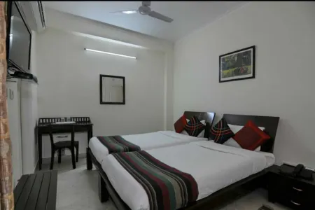 Mehra Residency at the Airport Отели рядом с достопримечательностью «Храм Йогмайи»