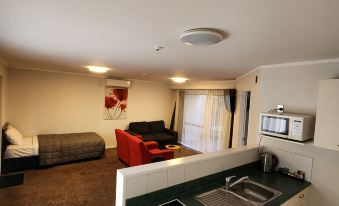 Aquarius Motor Inn