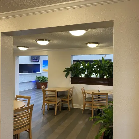 Days Inn & Suites by Wyndham Mobile