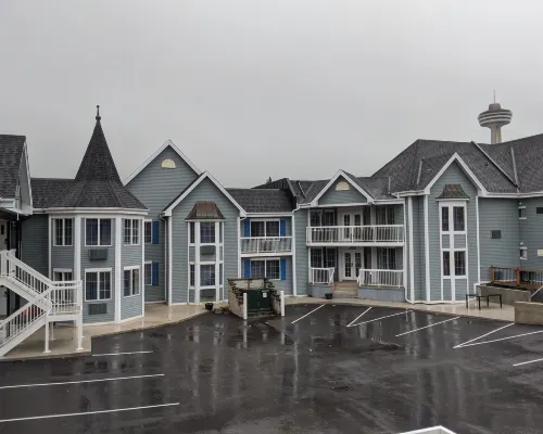 Falls Lodge & Suites Hotels near برج سكايلون