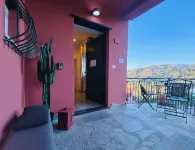 Alla Casa Rosa, Peaceful Apartment Surrounded by Greenery with Free Parking, WiFi & Air Conditioning Hotels in Camogli