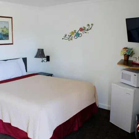 Chalet Motel - Your Cozy Basecamp for Bend Adventures