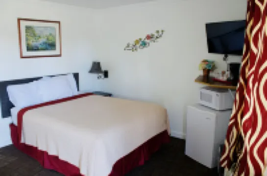Chalet Motel - Affordable Stay in Central Bend