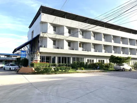 Thawat Hotel Отели в г. Район Ланг Суан