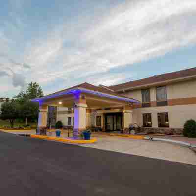 Days Inn & Suites by Wyndham Commerce Hotel Exterior