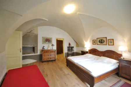 Latrán 43 Apartments Отели рядом с достопримечательностью «Plague Column»