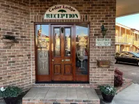 Cedar Lodge Motel Hotel dekat University of New England