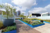 Adorable 2bed Apt with balcony & Rooftop Pool with stunning city skyline views