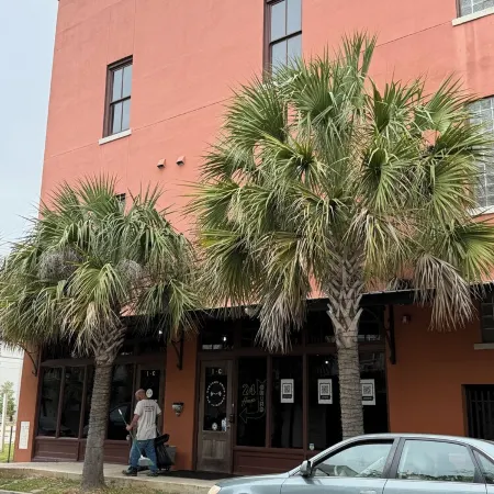 Charming studio apartment , free parking, WiFi in historic downtown Mobile