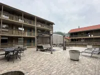 Days Inn & Suites by Wyndham Downtown Gatlinburg Parkway - parking