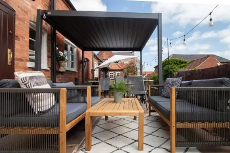 The Wheatsheaf Pub, Kitchen & Rooms