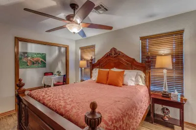 The Whispering Pines Inn Bed & Breakfast فنادق في نورمان
