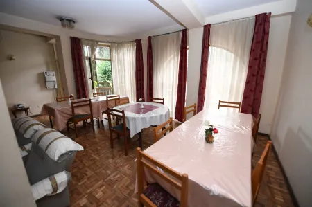 Weygoss Guest House Отели рядом с достопримечательностью «AU Conference Center»