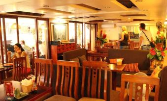 Holiday Lakeview Hotel