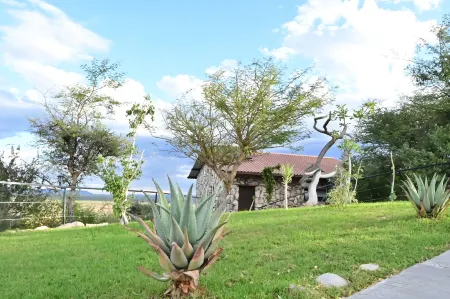 Aloegrove Safari Lodge Отели в г. Очиваронго