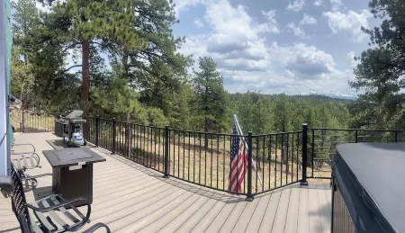 Cozy Cabin ~31 Acres ~Views ~Border's National Forest ~Atv Riding ~New 36' Deck~