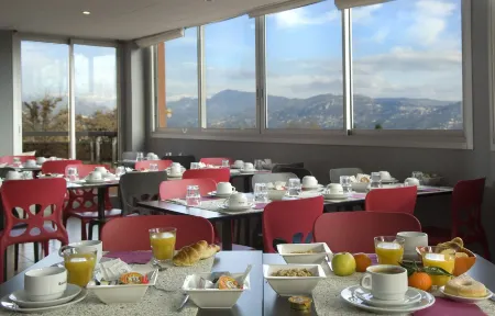 Hôtel du Baou Отели в г. Сен-Мартен-дю-Вар