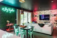 Upstay - Pristine Pool Palace - 7min to Rainey St - Bungalows