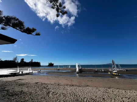 Waiake Beach Apartments Отели в г. Орева