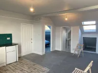 Croydon Victorian 1-Bed Penthouse Sleeps 2 Hotels in Thornton Heath