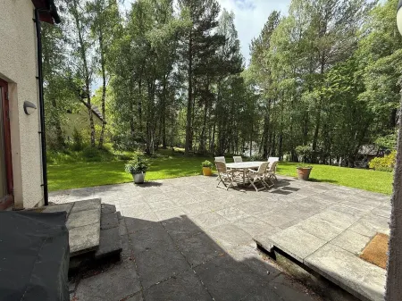 Luxurious House With Large Enclosed Woodland Garden In Cairngorm National Park Отели рядом с достопримечательностью «Лох Гартен»