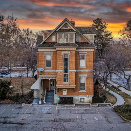 The Anniversary Inn - South Temple Отели рядом с достопримечательностью «Сад Red Butte»