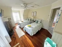 Coastal Cottage with Stunning Outdoor Shower - Spacious and Comfortable Retreat