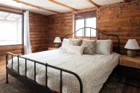 Large Log Cabin with Inground Pool, Hot Tub, Fire Pit Near Mohican State Park