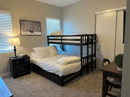 Golfers Getaway 3-bedroom pool home with AC, in soothing Mesquite