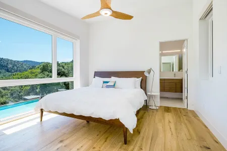 Modern, recently built home with stunning pool & beautiful views; 15 min to town