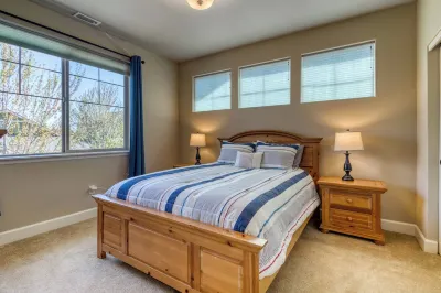 Modern Family Retreat in Eagle Crest - Cozy, Stylish & Fully Equipped