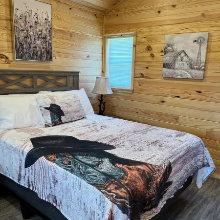 Cabin Unit 5 of 6 with AC and WiFi in serene Paige