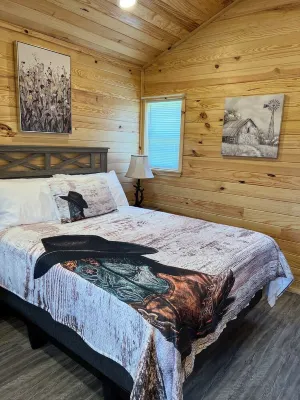 Cabin Unit 5 of 6 with AC and WiFi in serene Paige