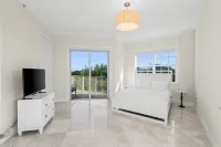 LUXURY 4-Ensuites Beach condo in Jupiter 100 Yards to Ocean!Ocean Views!