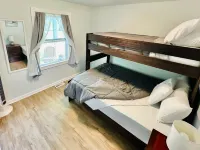 Charming 2-bedroom cottage steps away from the beach, restaurants, and downtown 허런 카운티 호텔