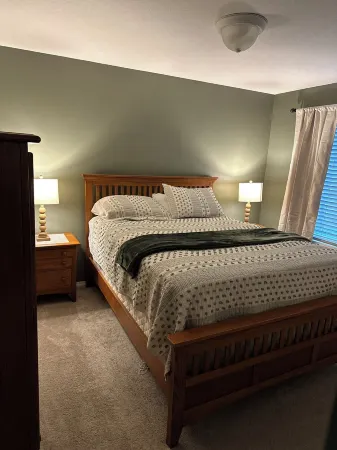 Private Hot Tub, Charming 1-bedroom apartment in delightful Vancouver with WiFi