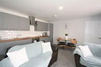 Friary House Serviced Apartments by Roomsbooked - 24Hr Reception Hotels in Gloucester
