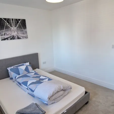 Peterborough - House - Sleeps 8 - Parking - Garden