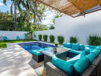 Ultramodern Townhome with an Inviting Coastal Design and Lush Outdoor Oasis with a Private Pool Hotels in Potrero