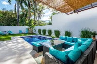 Ultramodern Townhome with an Inviting Coastal Design and Lush Outdoor Oasis with a Private Pool Hotels in Potrero