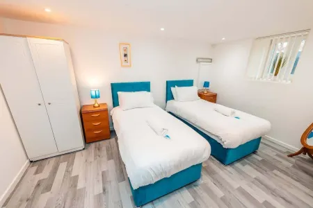 Sale 2-Bedroom Apt - Sleeps 5 - Free Parking Отели рядом с достопримечательностью «Парк Сейл Уотер»