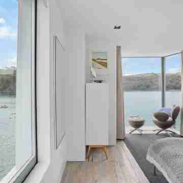 The Glass House, Fowey Luxury, parking & mooring Rooms