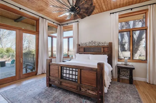 Bella Pavona Luxury Poolside Country Estate