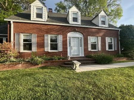 RIVERSIDE RETREAT - an outdoor enthusiasts and bikers DREAM Location!