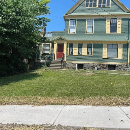 Luxury Sleeps 6! Voted CNN Best Town Outdoors, Wine and Cider, College-Town Hip.